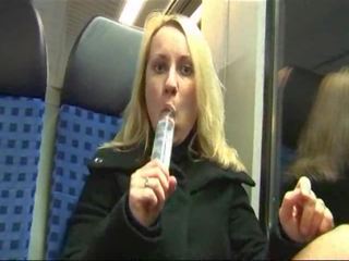 Niemieckie szmata onanizuje się i pieprzony na za pociąg