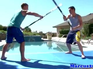Homossexual muscular atlético espada combate por o piscina