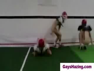 Hetro момчета направен към играя нудисти футбол от homos