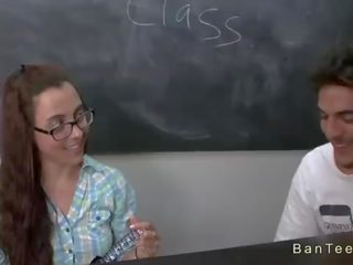 Rondborstig leraar helpt koppel in afrukken in klas