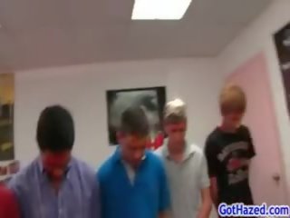 Grupa z chłopcy nabyć homoseksualny poniżanie 3 przez gothazed