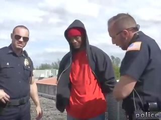 Szőrös férfi rendőr buzi férfi