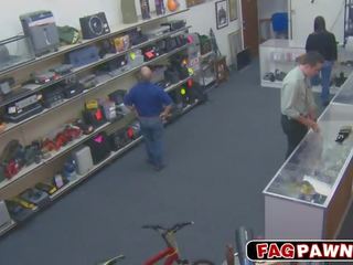 Robber हो जाता है एक बकवास खिलौना में एक pawn दुकान